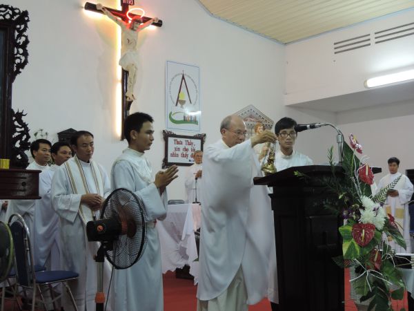 Cha Giám đốc Caritas Việt Nam trao thẻ hội viên Caritas Việt Nam cho 40 anh chị em thuộc giáo phận Đà Nẵng.